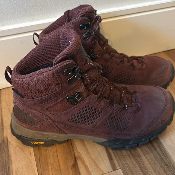 Women’s Vasque Talus AT Ultradry size 8. Lightly worn and in great condition. - Picture 3 of 4